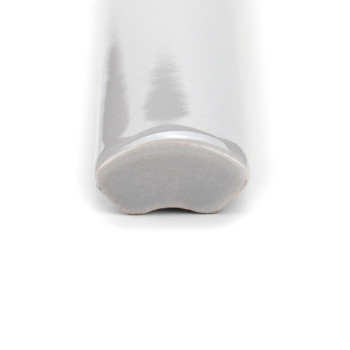 Eine glatte, glänzende weiße Keramikfliese mit gewölbter Oberfläche liegt vor einem schlichten weißen Hintergrund.