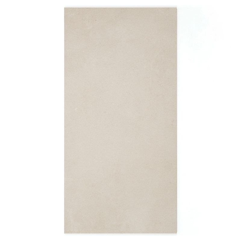 Un carreau rectangulaire beige repose à plat, présentant une surface lisse et uniforme. Il est placé sur un fond blanc uni.