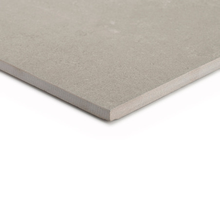 Eine beige, quadratische Fliese liegt flach mit freiliegender glatter Oberfläche und leicht abgeschrägten Kanten vor einem weiße Eine beige, quadratische Fliese liegt flach mit freiliegender glatter Oberfläche und leicht abgeschrägten Kanten vor einem weiße