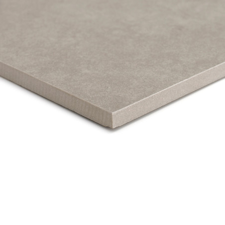 Un carreau carré et lisse présente une couleur gris sourd, reposant sur une surface blanche unie, mettant en valeur ses bords ne Un carreau carré et lisse présente une couleur gris sourd, reposant sur une surface blanche unie, mettant en valeur ses bords ne