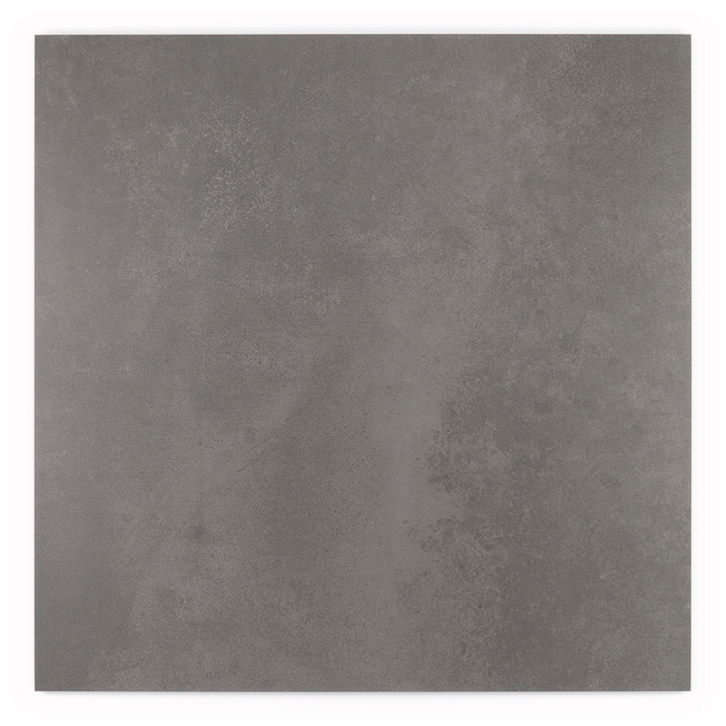 O ladrilho quadrado cinza, liso e levemente texturizado, assenta sobre um fundo branco liso, sugerindo um ambiente de design mod