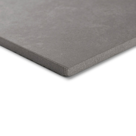 Un carreau de céramique carré gris repose à plat, présentant une finition lisse et mate avec un bord légèrement chanfreiné, sur  Un carreau de céramique carré gris repose à plat, présentant une finition lisse et mate avec un bord légèrement chanfreiné, sur