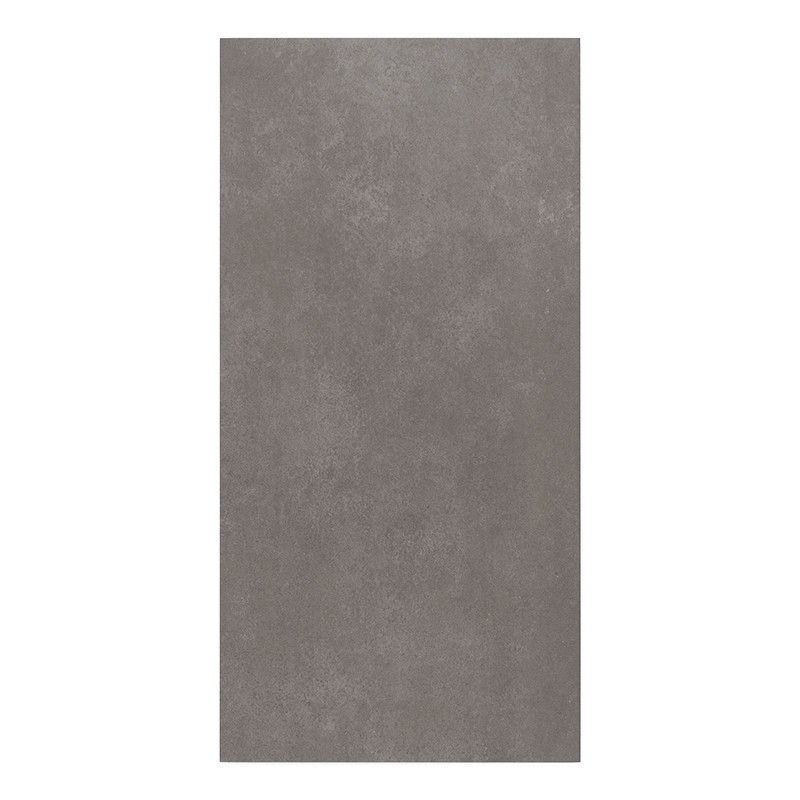 Eine rechteckige Fliese mit glatter, mattgrauer Oberfläche und leichten Strukturvariationen erinnert an einen minimalistischen S