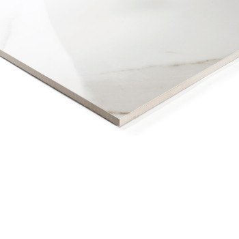 Een gladde, glanzende tegel met een marmerachtig patroon rust op een effen wit oppervlak, met strakke randen en subtiele grijze 