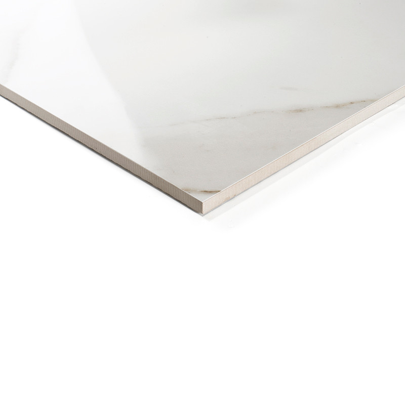 Un carreau lisse et brillant avec un motif semblable à du marbre repose sur une surface blanche unie, mettant en valeur des bord