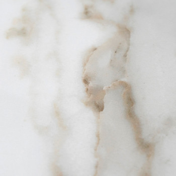 Gladde, witte tegels met zachte, beige nerven die lijken op natuurlijk marmer. het subtiele patroon vloeit diagonaal door, wat d