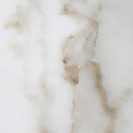 Gladde, witte tegels met zachte, beige nerven die lijken op natuurlijk marmer. het subtiele patroon vloeit diagonaal door, wat d