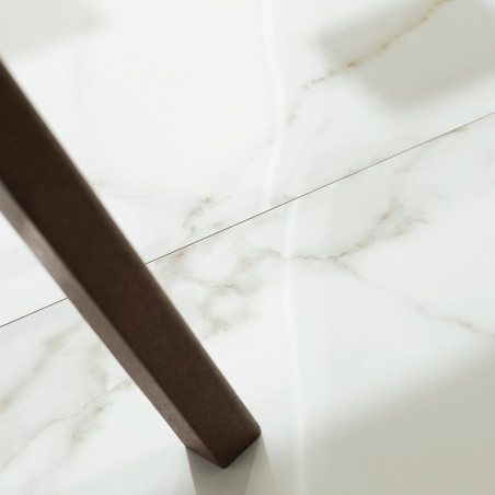 Onder een houten tafelpoot ligt een gladde, wit gemarmerde tegel, die een vage schaduw werpt en een minimalistisch interieur sug