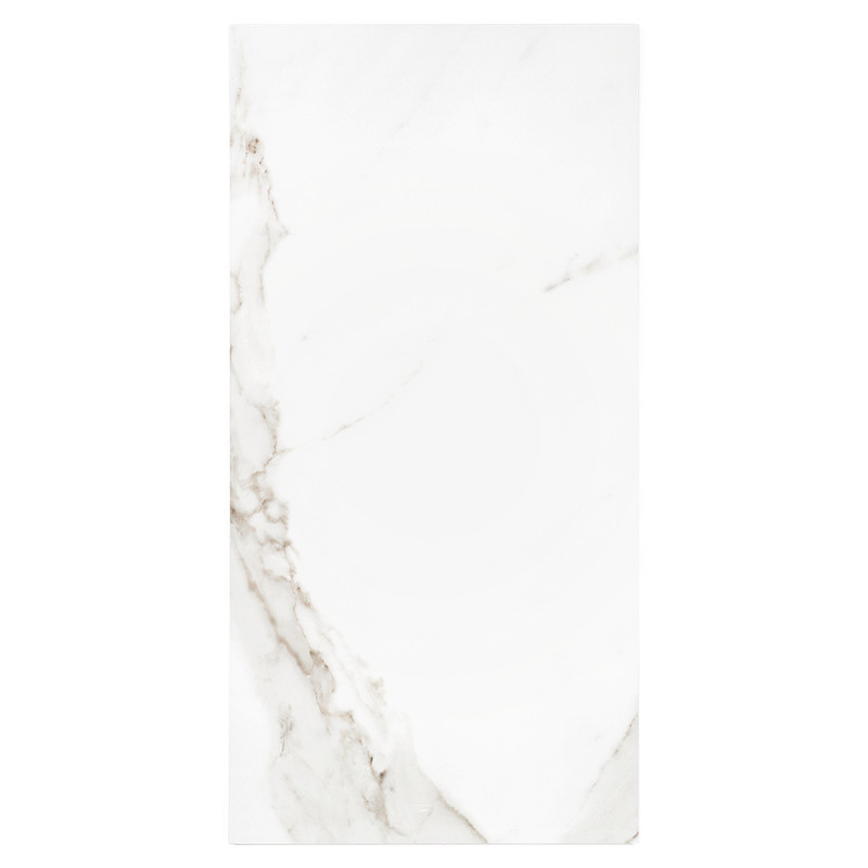 De tegel heeft een wit oppervlak met natuurlijk ogende beige en grijze nerven, die op marmer lijken. Het is ontworpen voor insta
