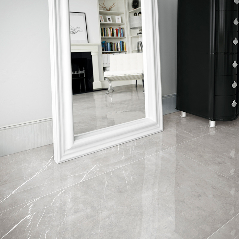 Een grote, reflecterende witte tegelvloer vergroot de ruimtelijkheid van een kamer, met een spiegel met witte lijst en een zwart