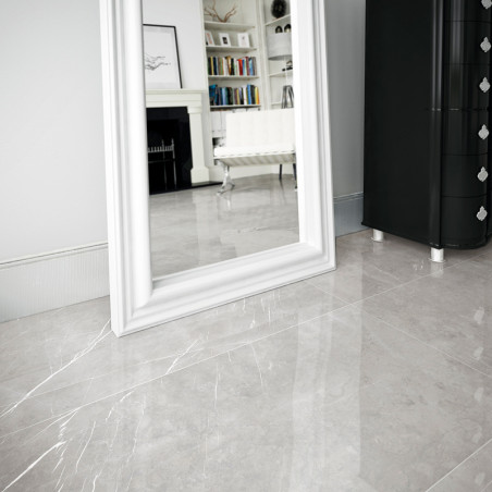 Een grote, reflecterende witte tegelvloer vergroot de ruimtelijkheid van een kamer, met een spiegel met witte lijst en een zwart