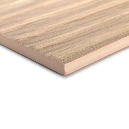 Een rechthoekige laminaattegel met houtstructuur ligt schuin en laat de dunne lagen en het gladde, natuurlijke houtnerfpatroon z