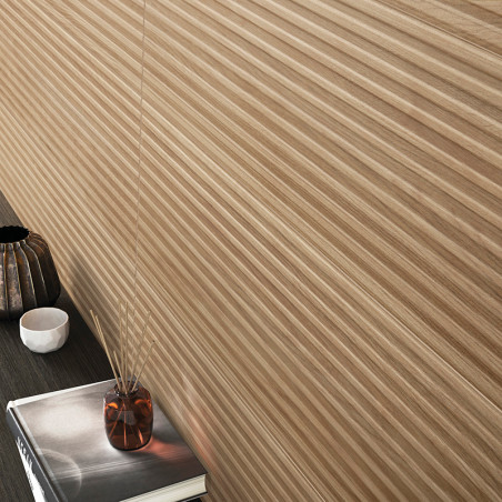 Een gestructureerd houten tegeloppervlak creëert diagonale rimpelpatronen, geplaatst naast een donkere vloer met een vaas en ges