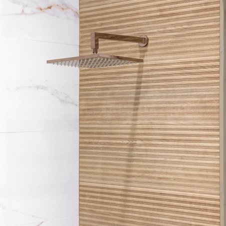 Een vierkante, metalen douchekop steekt uit een muur, afgezet tegen verticaal gestreept hout en aangrenzende witmarmeren tegels.