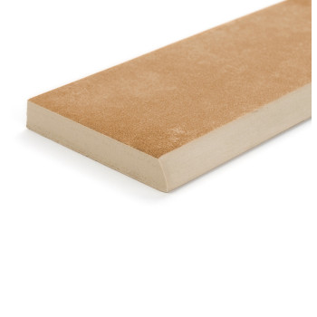 Eine rechteckige Sockelleiste aus Keramik liegt flach auf. Seine Oberfläche ist glatt mit einem warmen erdigen Braunton, der einen Kontrast zum weißen Hintergrund bildet.