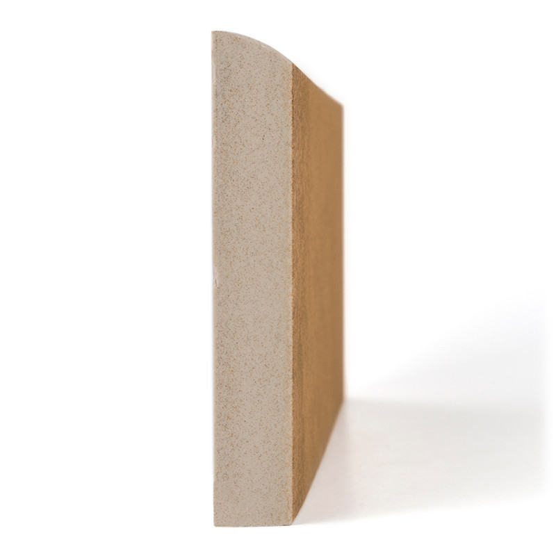 Een rechthoekige beige plint staat rechtop, met het gladde oppervlak naar voren gericht en werpt een schaduw op een witte achtergrond.