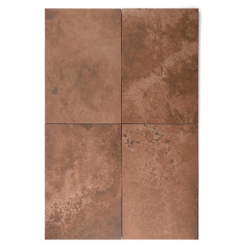Un azulejo rectangular con una superficie texturizada de color marrón con un patrón moteado. se encuentra plano sobre un fondo b