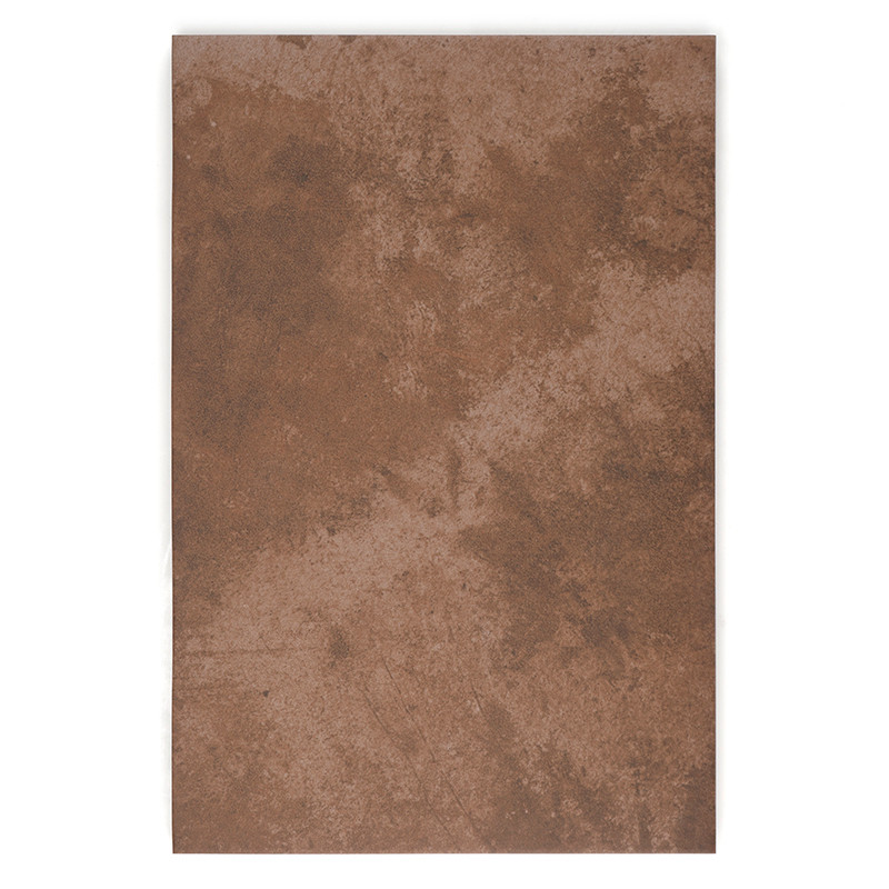 Un azulejo rectangular con una superficie texturizada de color marrón con un patrón moteado. se encuentra plano sobre un fondo b