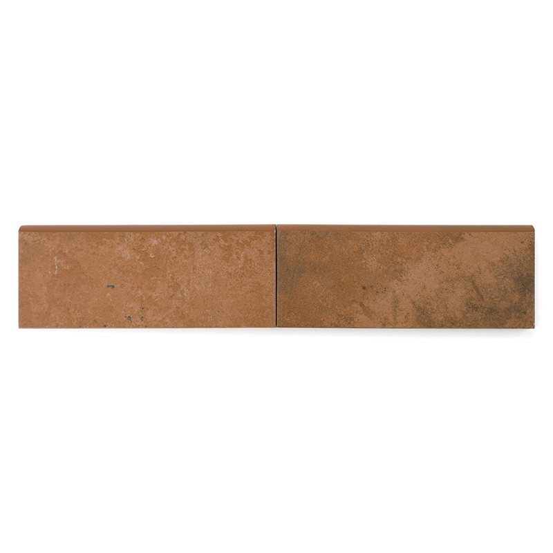 Een rechthoekige bruine keramische plint met een gestructureerd oppervlak rust op een effen witte achtergrond, wat duidt op gebruik in de bouw of decoratie.