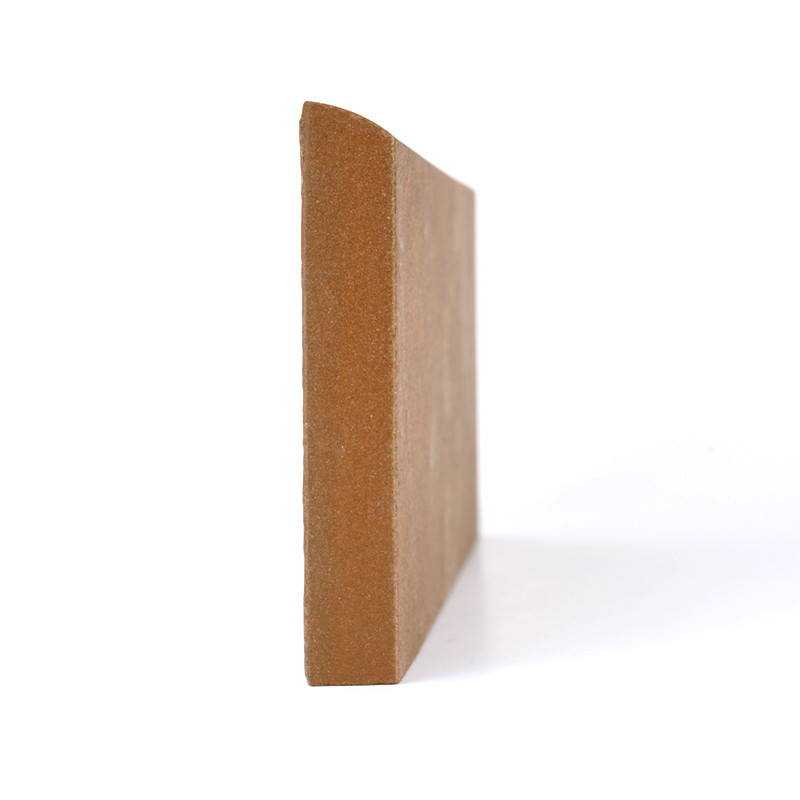 Un rodapie rectangular marrón se alza verticalmente sobre una superficie blanca y lisa, proyectando una sombra sutil hacia la derecha.
