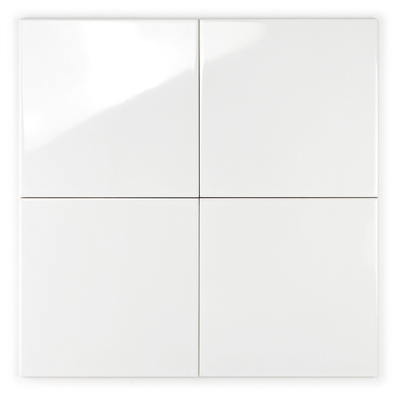 Een gladde, witte keramische tegel die licht reflecteert, bevindt zich geïsoleerd in een eenvoudige, neutrale context.