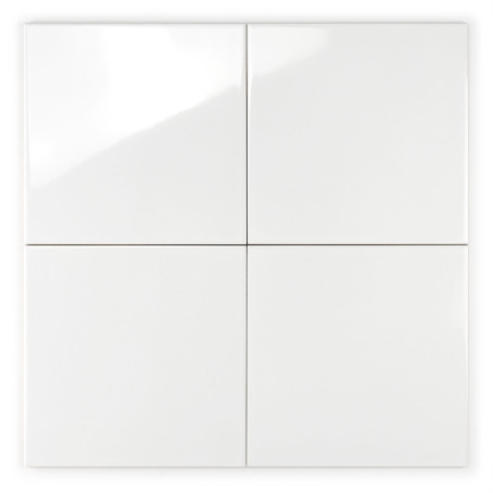 Vier gladde, glanzende witte tegels, uitgelijnd in een raster van twee bij twee, die het licht op subtiele wijze reflecteren, te