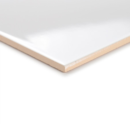 Eine glänzend weiße Fliese liegt schräg und hebt ihre glatte Oberfläche und den beigefarbenen Rand hervor, vor einem neutralen H