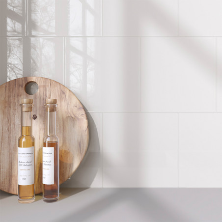 Auf einem runden Holzbrett stehen zwei Flaschen mit Korkstopfen. Der Text lautet: „Traditioneller Essig Vineux & Walnut. Netto 5