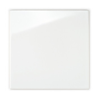 Eine glatte, weiße Keramikfliese, die das Licht reflektiert, steht isoliert in einem schlichten, neutralen Kontext.