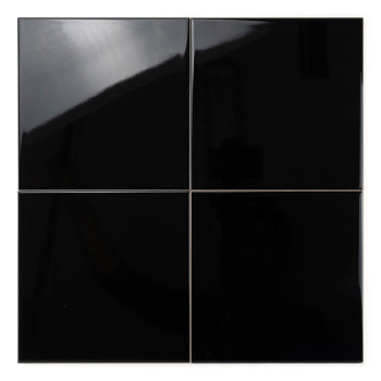 Um ladrilho preto brilhante reflete a luz, criando uma superfície brilhante e um reflexo sombrio, colocado em um fundo minimalis