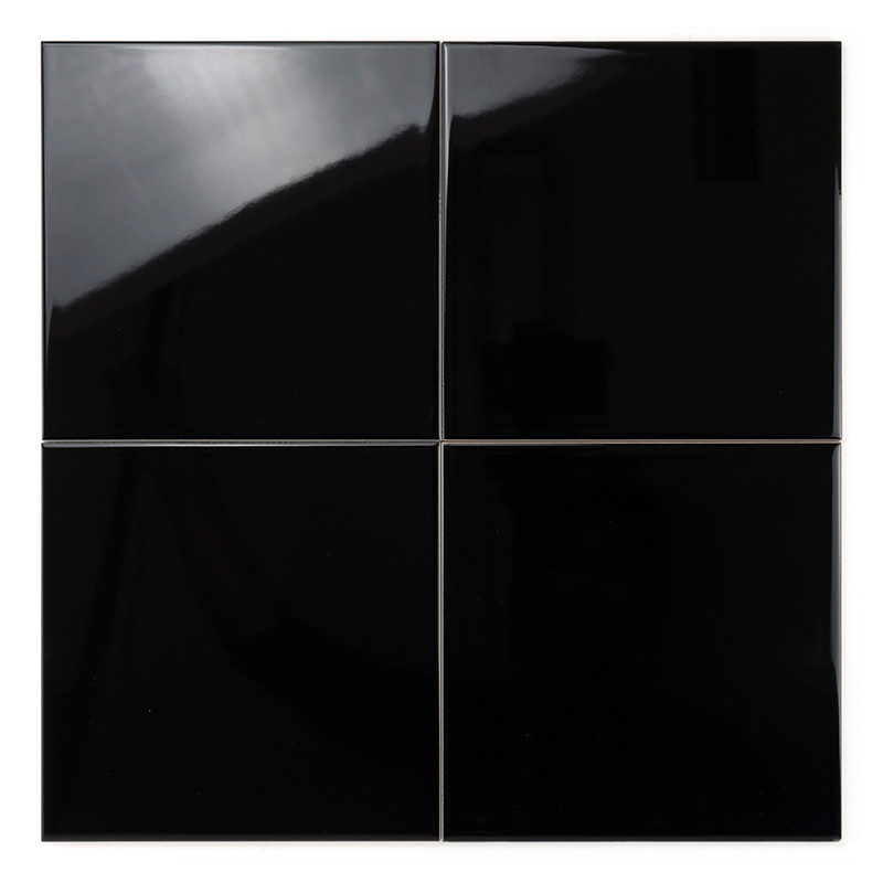 Un azulejo negro brillante refleja la luz, creando una superficie brillante y un reflejo de sombras, ambientado en un fondo vací