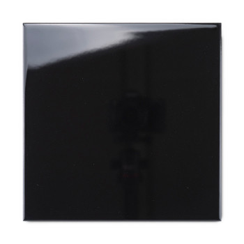 Um ladrilho preto brilhante reflete a luz, criando uma superfície brilhante e um reflexo sombrio, colocado em um fundo minimalis
