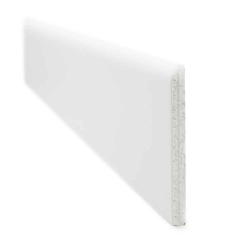 Een witte rechthoekige plint ligt diagonaal met een glad oppervlak en vertoont een gelaagde dwarsdoorsnede. Het is geïsoleerd op een effen achtergrond.