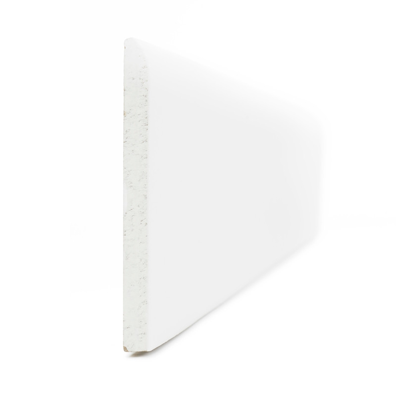 Une plinthe blanche rectangulaire se tient debout, révélant une surface lisse et un bord biseauté avec un fond blanc uni.