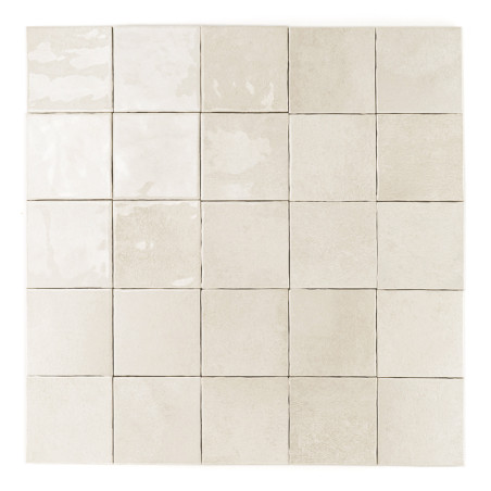 Ein Raster aus 25 quadratischen Fliesen zeigt eine Mischung aus glänzenden und matten cremefarbenen Oberflächen, die gleichmäßig