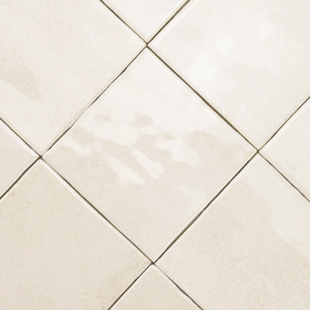 Diagonal angeordnete beigefarbene Keramikfliesen bilden ein Rautenmuster. glatte Oberfläche mit dezenter Textur, die ein klares,