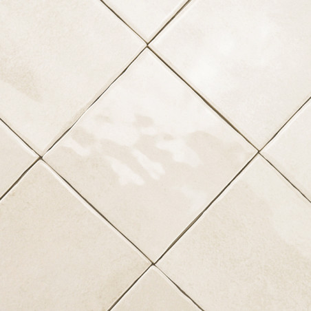 Diagonal angeordnete beigefarbene Keramikfliesen bilden ein Rautenmuster. glatte Oberfläche mit dezenter Textur, die ein klares,