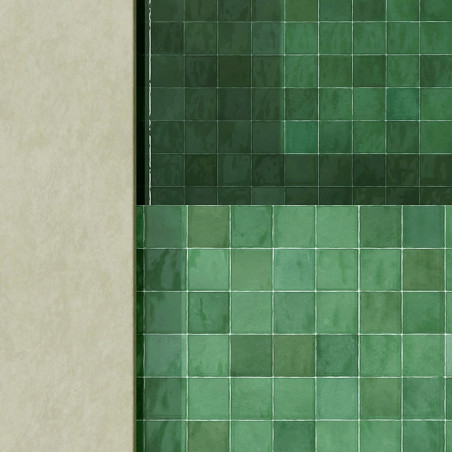 Grüne Keramikfliesen bilden ein geometrisches Muster und bilden eine glatte, reflektierende Oberfläche an einer vertikalen Wand, Grüne Keramikfliesen bilden ein geometrisches Muster und bilden eine glatte, reflektierende Oberfläche an einer vertikalen Wand,