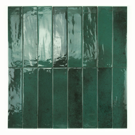Grüne Keramikfliesen reflektieren das Licht und erzeugen einen glänzenden Glanz. Sie sind vertikal nebeneinander angeordnet und 