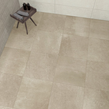 Die beigen, quadratischen Bodenfliesen liegen gleichmäßig auf und bilden einen Kontrast zu einem kleinen Holztisch, auf dem gefa