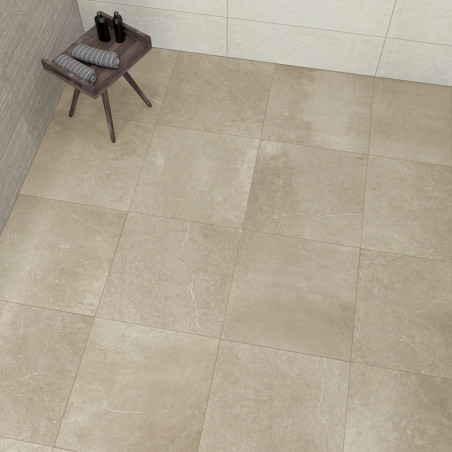 Die beigen, quadratischen Bodenfliesen liegen gleichmäßig auf und bilden einen Kontrast zu einem kleinen Holztisch, auf dem gefa