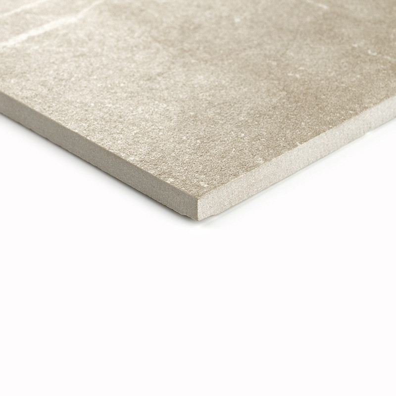 Un carreau carré et lisse au bord légèrement biseauté repose sur un fond uni et neutre, mettant en valeur sa surface beige textu