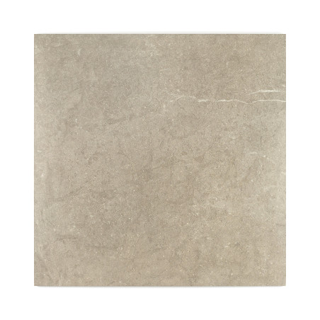 Een gladde, vierkante tegel heeft een lichtbeige, steenachtige textuur met subtiele nerven en spikkels, geschikt voor vloer- of  Een gladde, vierkante tegel heeft een lichtbeige, steenachtige textuur met subtiele nerven en spikkels, geschikt voor vloer- of