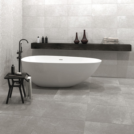 Auf einem grauen Fliesenboden steht eine elegante weiße Badewanne, umgeben von minimalistischem Dekor, darunter eine Holzbank mi Auf einem grauen Fliesenboden steht eine elegante weiße Badewanne, umgeben von minimalistischem Dekor, darunter eine Holzbank mi