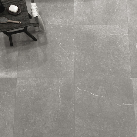 Grijze steentegels bedekken een vloer, met subtiele witte aderen. Aan de zijkant staat een houten tafel met verzorgingsspullen, Grijze steentegels bedekken een vloer, met subtiele witte aderen. Aan de zijkant staat een houten tafel met verzorgingsspullen,