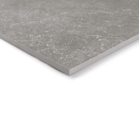 Eine quadratische, graue Keramikfliese mit dezenten weißen Sprenkeln liegt flach auf einer schlichten weißen Oberfläche und brin Eine quadratische, graue Keramikfliese mit dezenten weißen Sprenkeln liegt flach auf einer schlichten weißen Oberfläche und brin