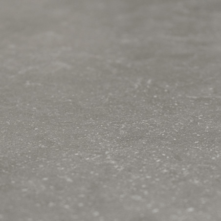 Eine glatte, graue Fliese zeigt ein dezentes, gesprenkeltes Muster, das die Textur von Naturstein in einer gedämpften Innenumgeb Eine glatte, graue Fliese zeigt ein dezentes, gesprenkeltes Muster, das die Textur von Naturstein in einer gedämpften Innenumgeb