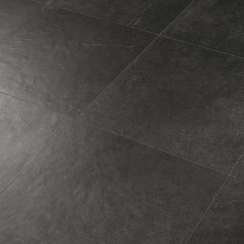 Ladrilhos quadrados cinza escuro ficam planos, formando uma superfície lisa. A textura sutil e o leve marmoreio adicionam profun
