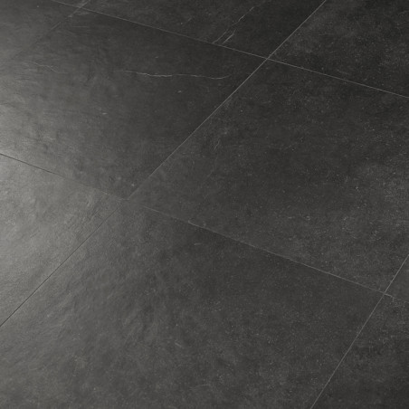 Dunkelgraue quadratische Fliesen liegen flach und bilden eine glatte Oberfläche. Eine dezente Textur und eine leichte Marmorieru