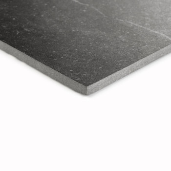 Eine dunkelgraue quadratische Fliese mit glatter Oberfläche und abgeschrägten Kanten liegt auf einem weißen Hintergrund und beto